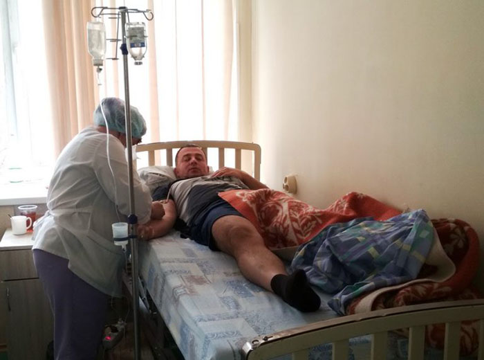 Правосудие на фоне скелета: предпринимателя Евгения Курца осудили прямо в больничной палате