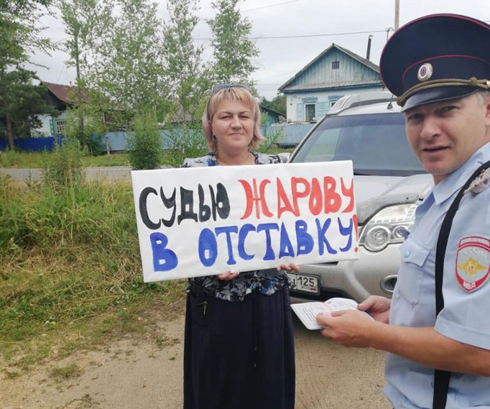 «Судью в отставку!»: гражданская активистка Светлана Люшко провела пикет возле Кировского районного суда